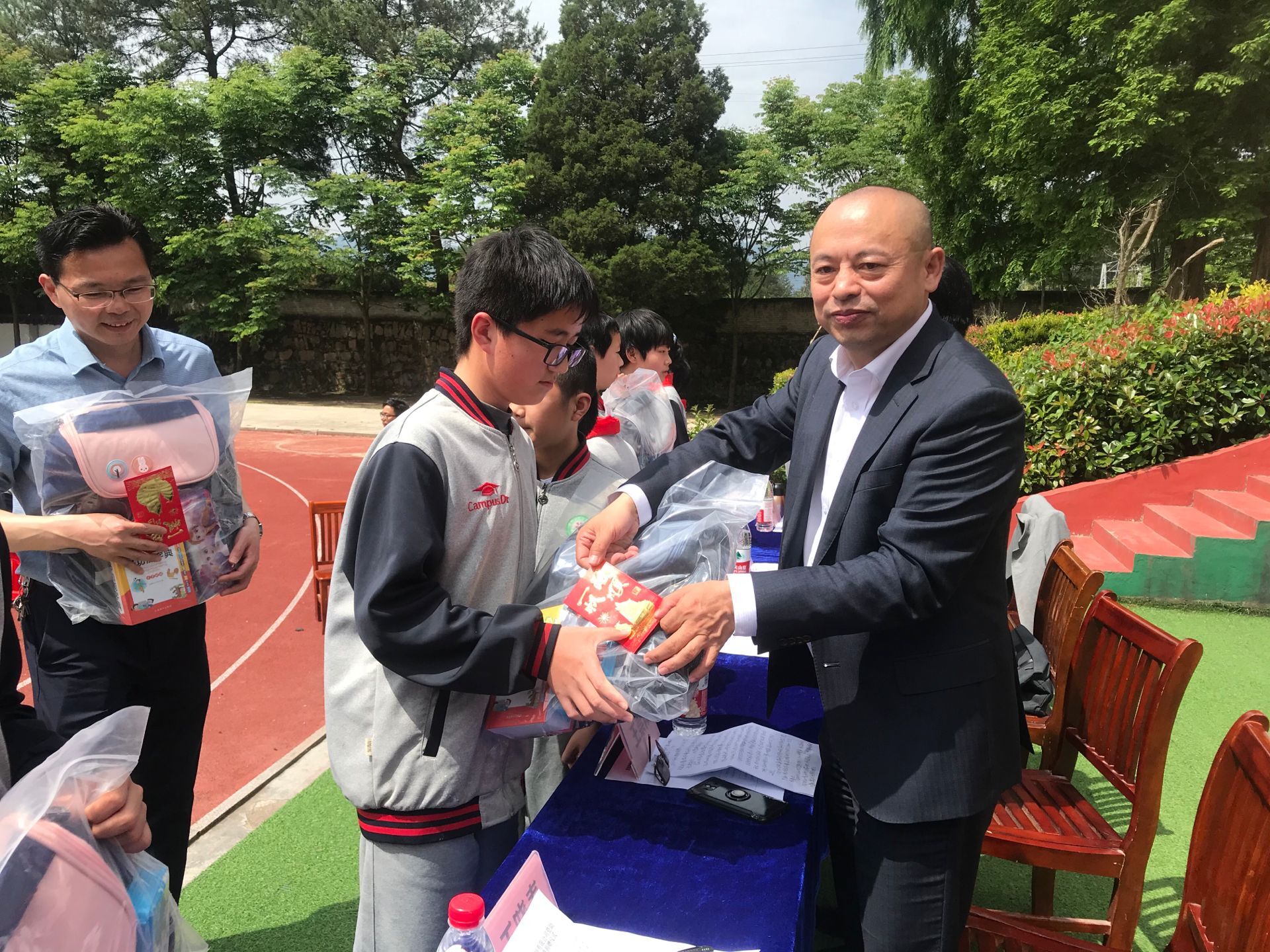 对于岳西县红杜鹃学校50名留守儿童来说,5月22日是非比寻常的一天.